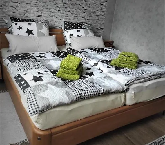 Schoene Offene Mit Grosser Terrasse. *